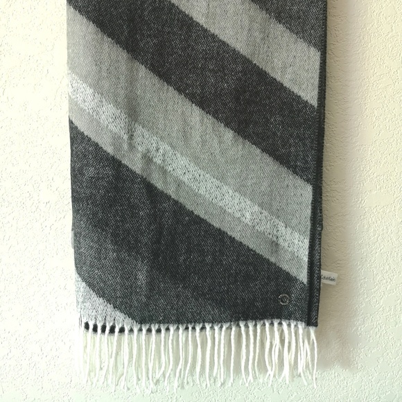 Calvin Klein scarf - Picture 4 of 5